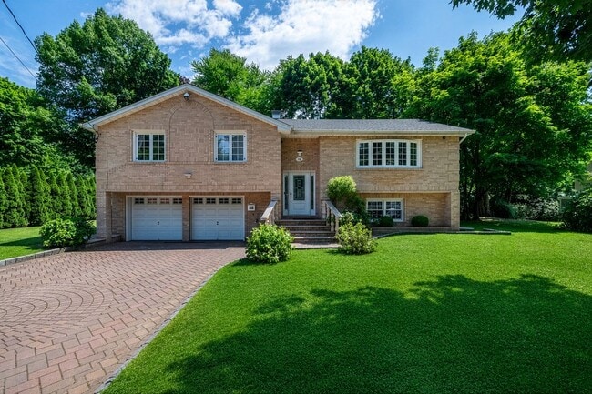 property at 18 Carlyle Pl