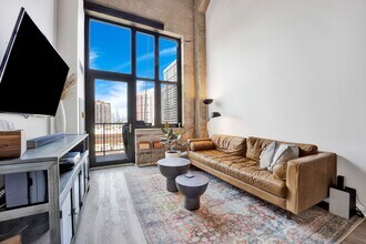 320 E 21st St, Unit 604 in Chicago, IL - Foto de edificio - Building Photo