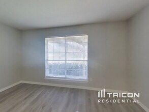 1715 Hazyknoll Ln in Houston, TX - Building Photo - Building Photo