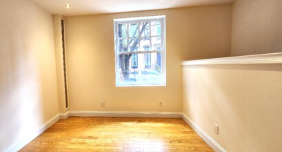 207 W 11th St in New York, NY - Building Photo - Building Photo