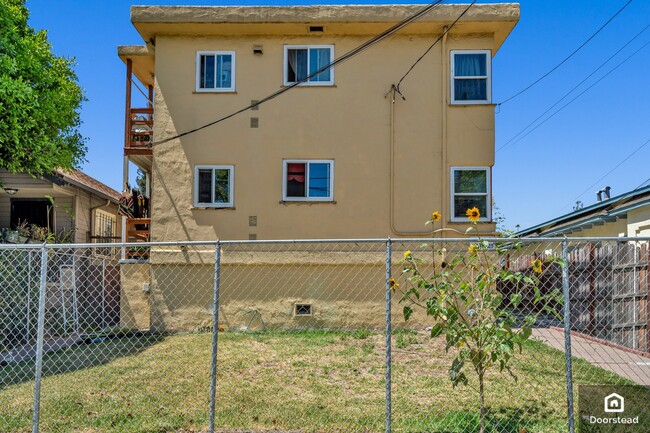 2125 14th Ave, Unit #25 in Oakland, CA - Building Photo - Building Photo