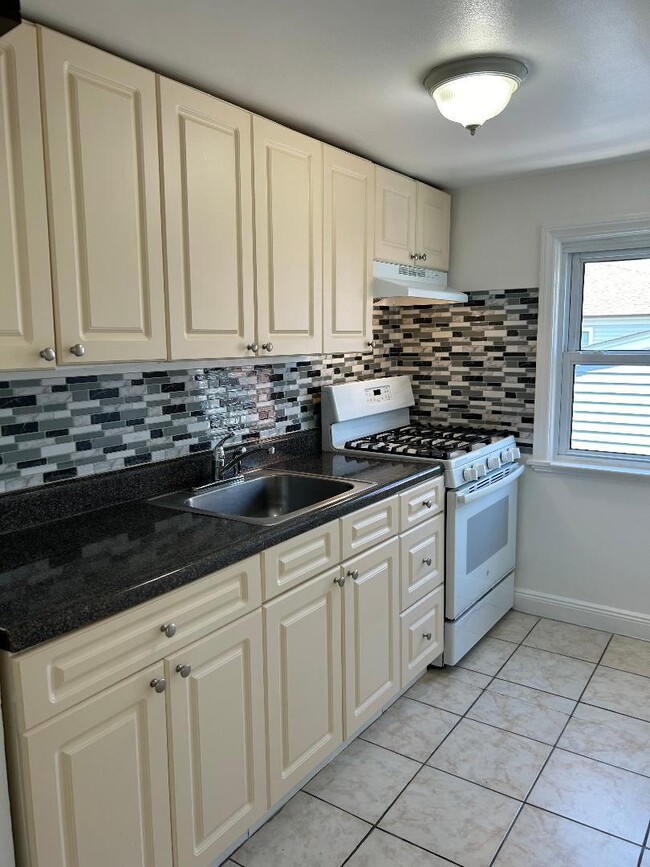 19 Firwood Rd in Port Washington, NY - Building Photo - Building Photo