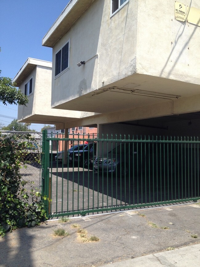 6945 Hinds Ave in North Hollywood, CA - Foto de edificio - Building Photo