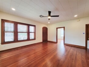 1502 S Market St in Brenham, TX - Foto de edificio - Building Photo