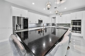 8645 NW 39th Ct in Coral Springs, FL - Foto de edificio - Building Photo