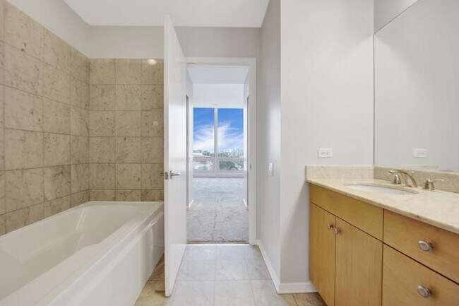 500 W Superior St in Chicago, IL - Building Photo - Building Photo