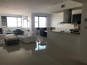 5255 Collins Ave in Miami, FL - Building Photo - Building Photo