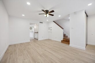 5807 Beverly Hill St in Houston, TX - Foto de edificio - Building Photo