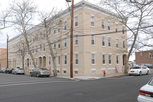 420-428 Division St in Perth Amboy, NJ - Foto de edificio - Building Photo