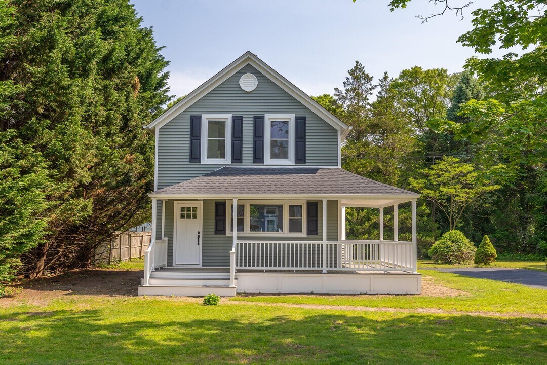 48 Grove St in Sayville, NY - Building Photo