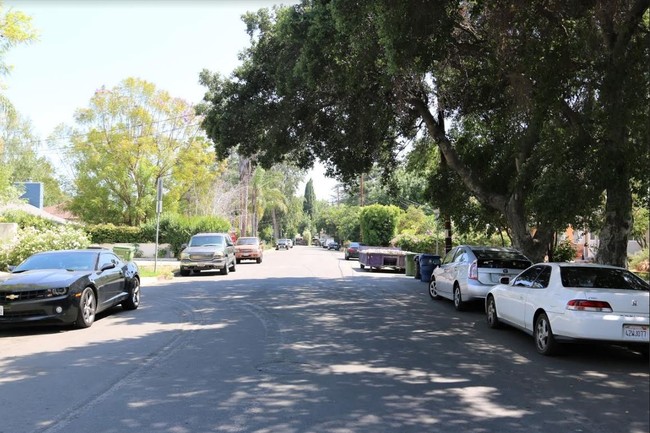 13822 Oxnard St in Van Nuys, CA - Building Photo - Building Photo