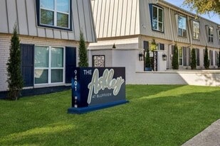The Ashley at Bluffview Apartments in Dallas, TX - Building Photo