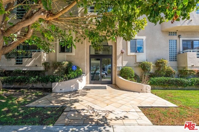 102 N Sweetzer Ave in Los Angeles, CA - Building Photo - Building Photo