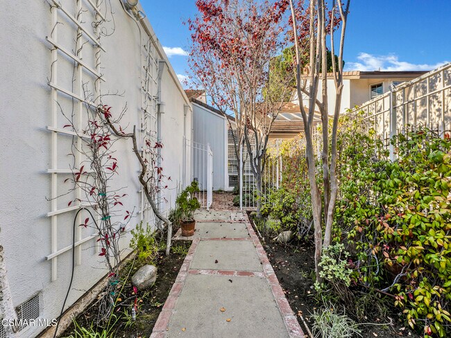 3811 Lake Harbor Ln in Westlake Village, CA - Building Photo - Building Photo