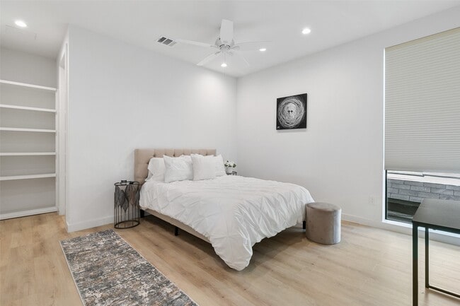 property at 4305 Roseland Ave