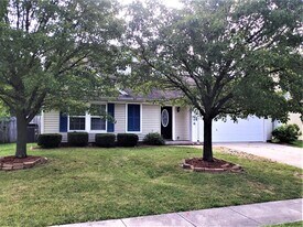 1006 Greenob Dr in Englewood, OH - Building Photo