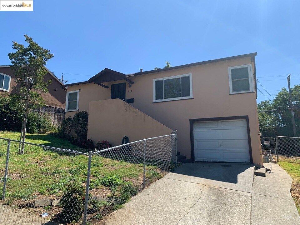 114 Hollywood Ave in Vallejo, CA - Building Photo