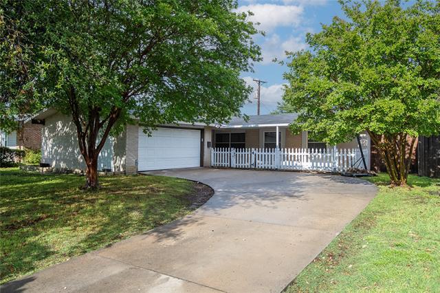 11850 High Valley Dr in Dallas, TX - Building Photo