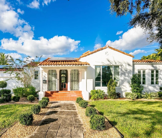 113 NE 101st St in Miami Shores, FL - Foto de edificio - Building Photo