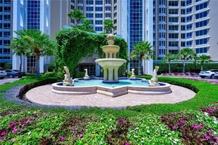 7117 Pelican Bay Blvd in Naples, FL - Building Photo