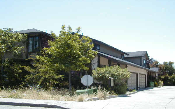 454 Harris Rd in Hayward, CA - Foto de edificio - Building Photo