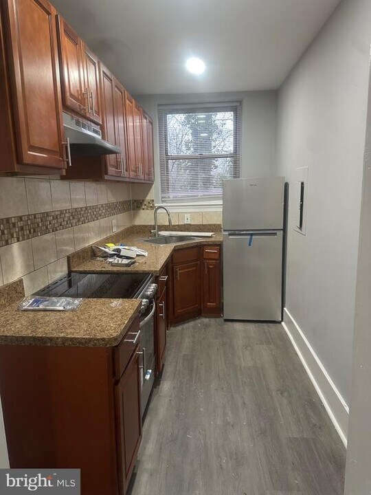 215 W Walnut Ln in Philadelphia, PA - Foto de edificio