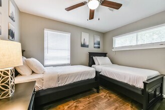 5650 Ludington Dr in Houston, TX - Foto de edificio - Building Photo