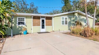 675 Clearwater Largo Rd S in Largo, FL - Building Photo