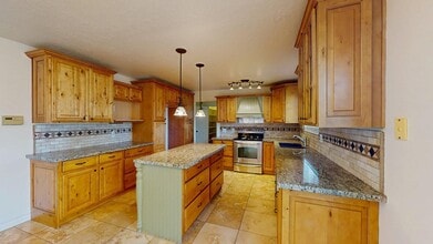 10924 Pleasant View Dr in Sandy, UT - Building Photo - Building Photo