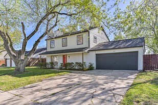 425 E Castle Harbour Dr in Friendswood, TX - Building Photo