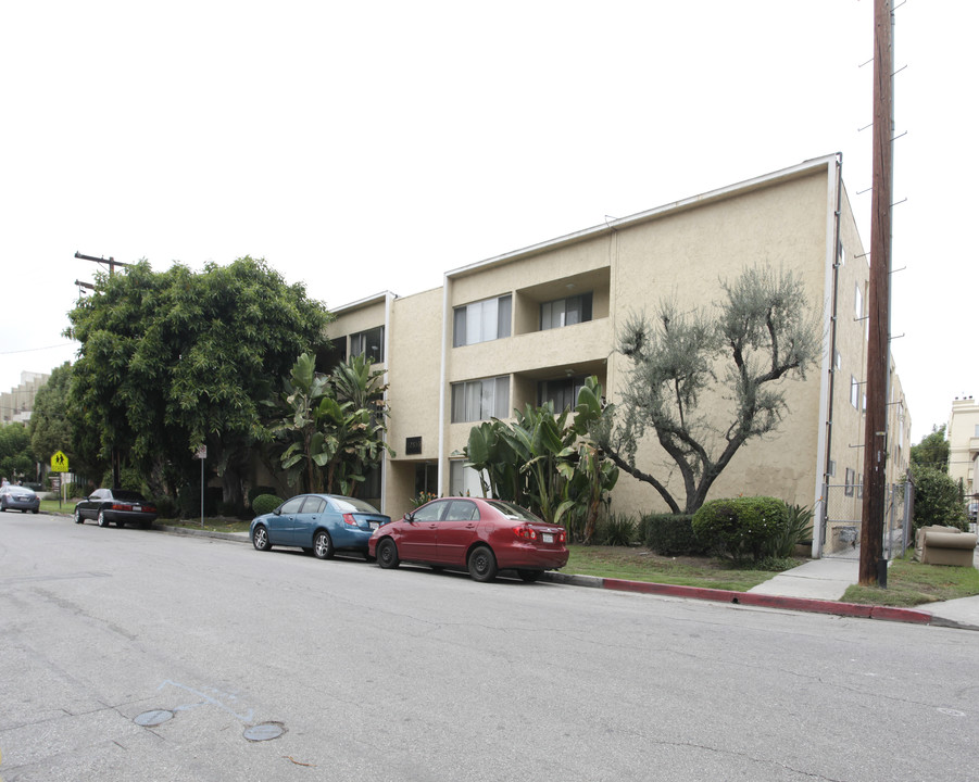 10855 Whipple St in North Hollywood, CA - Foto de edificio