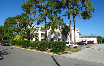 Hampton Bay Apartments in St. Petersburg, FL - Building Photo - Building Photo