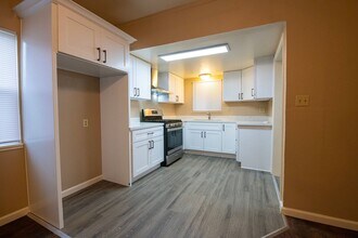 1974 Snyder Ln in Stockton, CA - Building Photo - Building Photo