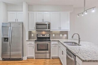 6051 Ross Ave in Dallas, TX - Building Photo - Building Photo