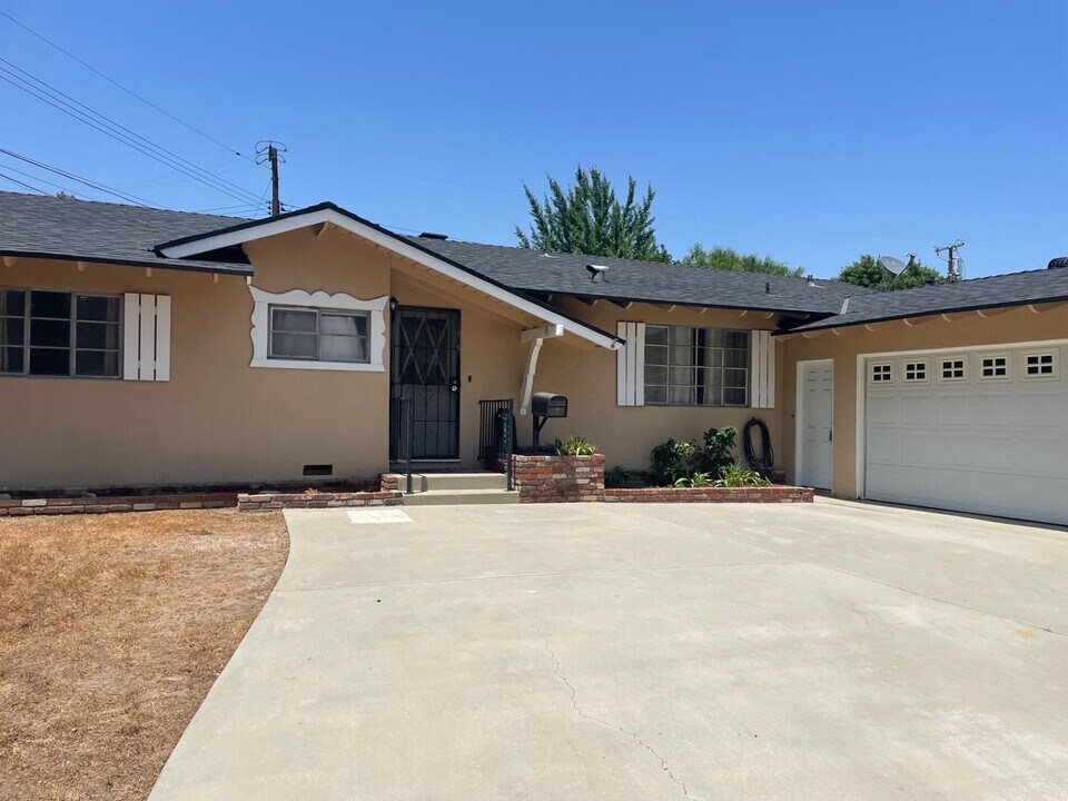 16525 Minnehaha St in Los Angeles, CA - Building Photo