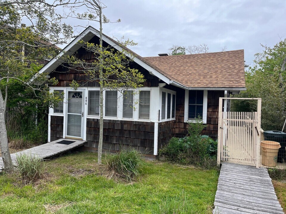 896 Evergreen in Islip, NY - Building Photo