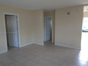 260 NW 40th Ct in Oakland Park, FL - Building Photo - Building Photo