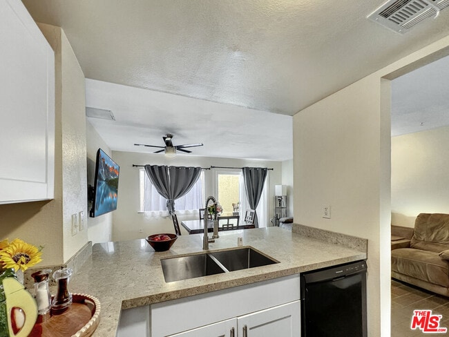 13701 Hubbard St in Los Angeles, CA - Building Photo - Building Photo