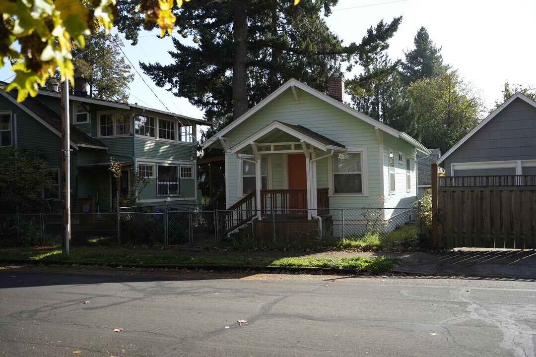 1322 NE Skidmore St in Portland, OR - Building Photo
