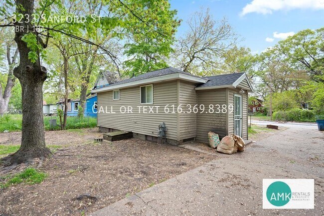 3233 Sanford St in Muskegon Heights, MI - Building Photo - Building Photo