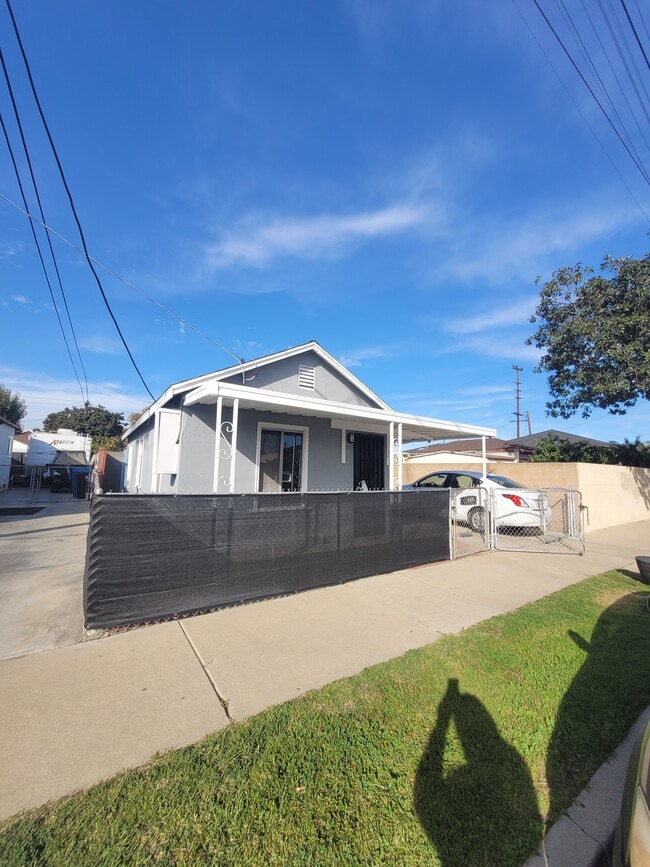 137 E R St in Wilmington, CA - Building Photo - Building Photo