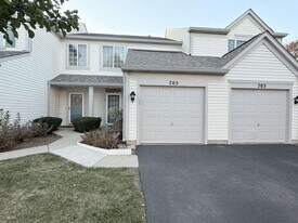 705 Blossom Ct in Naperville, IL - Building Photo