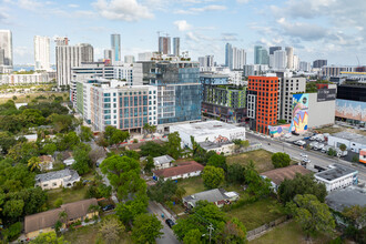 130 NW 30th St in Miami, FL - Foto de edificio - Building Photo