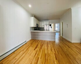 354 Bradford St, Unit 1 in Brooklyn, NY - Foto de edificio - Building Photo