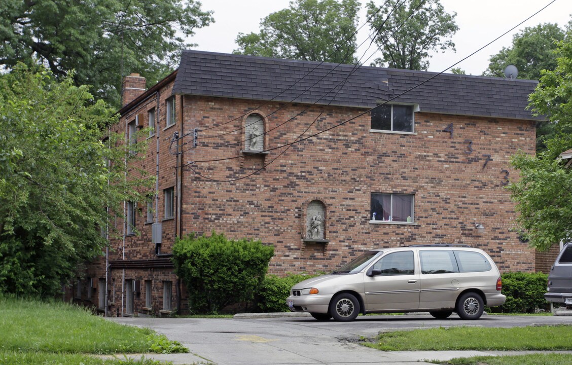 4373 W Eighth St in Cincinnati, OH - Foto de edificio