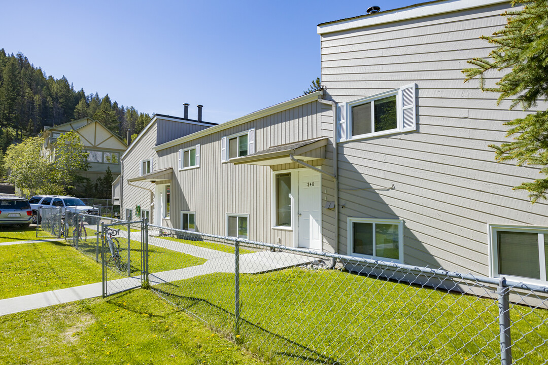 603 Wolf St in Banff, AB - Building Photo