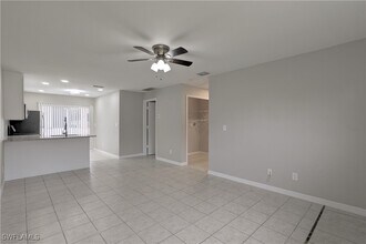 427 NE Pine Island Ln in Cape Coral, FL - Foto de edificio - Building Photo