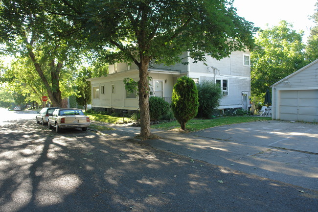 1125 S Cedar St in Spokane, WA - Foto de edificio - Building Photo