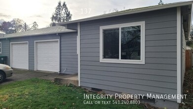 137 N Columbus Ave in Medford, OR - Building Photo - Building Photo
