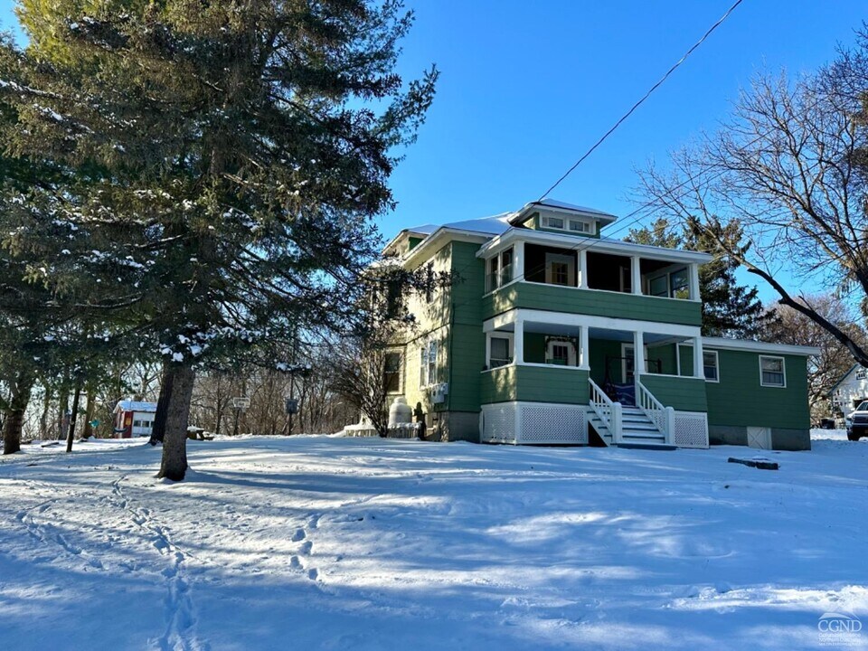 20 Eagle St in Philmont, NY - Foto de edificio